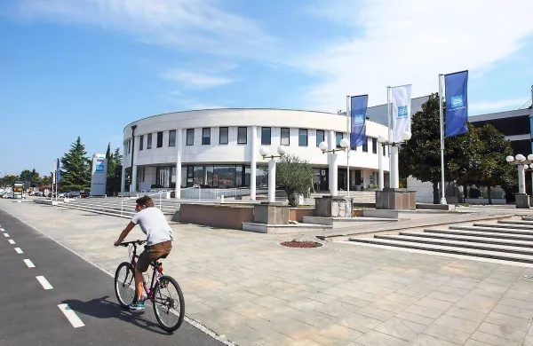 Delničarji KD Group bodo o prodaji Adriatic Slovenice odločali 
sredi julija.