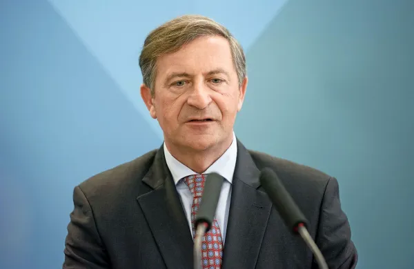 Predsednik Desus Karl Erjavec je v četrtek ponudil odstop vodstvu 
stranke.