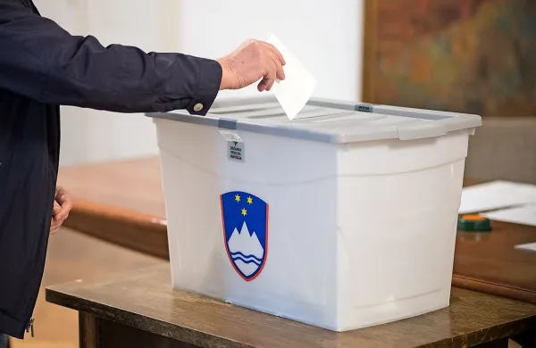 Na diplomatsko-konzularnih predstavni&scaron;tvih zmagovalka SDS pred NSi