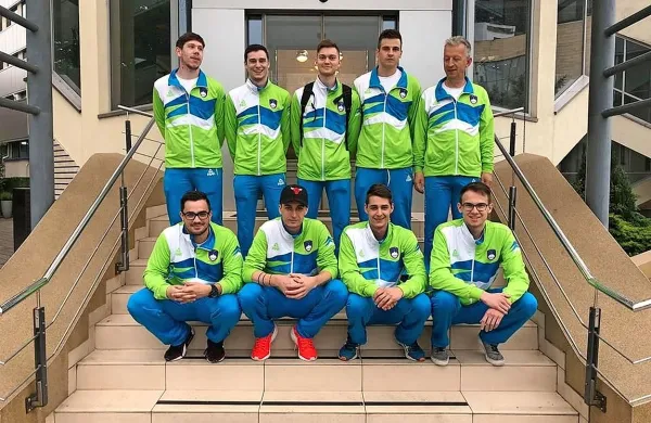 Slovenski mladinci, drugi s svetovnega prvenstva. Gašper Kragelj 
sedi drugi z leve.