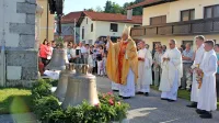 Zvonove, dva nova in starega, je posvetil koprski škof Jurij Bizjak, 
pri slovesnosti pa so sodelovali tudi domači župnik Vinko Lapajne, 
bodoči novomašnik Andrej Penko in Martin Šuštar, kolavdator 
orgel in zvonov koprske škofije.