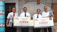 Direktor podjetja DRM Robert Derman (skrajno desno) je 
podaril čeka za 1000 evrom kraškim gasilcem.