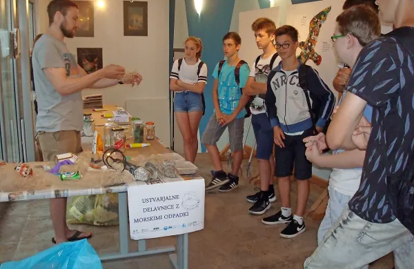Kaj vse je mogoče narediti z morskimi odpadki, malo lepila in 
veliko domišljije? O tem je bilo govora na ustvarjalni  delavnici   z 
morskimi odpadki.