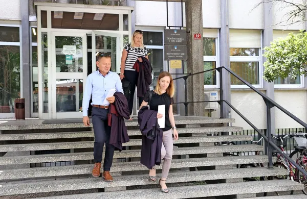 Odhod odvetnikov z razglasitve sodbe zoper osmerico obtoženih 
zlorabe prostitucije in pranja denarja v nočnem lokalu Margerita v 
Novi Gorici.