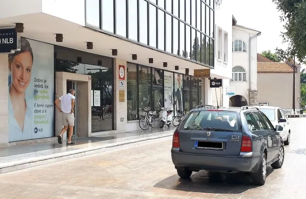 Ljubljanski kriminalisti so bili včeraj tudi v koprski poslovalnici  
NLB.