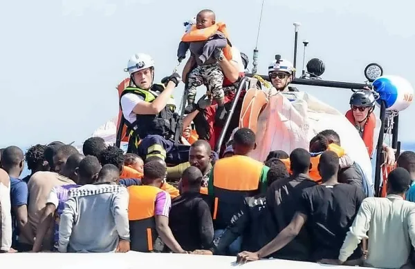 Migrante z ladje Aquarius, ki je zaradi zavračanja odgovornosti 
Italije in Malte od sobote ujeta na območju med državama v 
Sredozemskem morju, bodo premestili na dve italijanski ladji in 
prepeljali v Španijo.