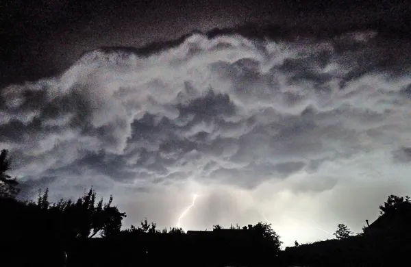 Včerajšnje nevihtno nebo nad Ozeljanom