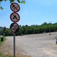 Brezplačno parkiranje je možno tudi na makadamskem parkirišču 
ob Sv. Jerneju, od koder sprehod do kopališč hitro mine.