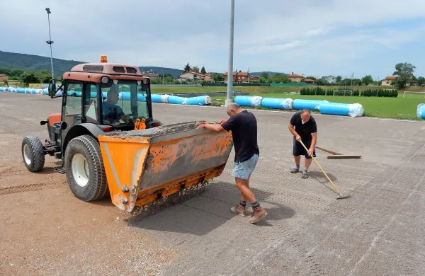 Podlaga je urejena, v prihodnjih dneh bodo začeli postavljati  
umetno travo.  