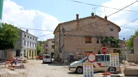 Prešernova ulica, ki je zaradi  zamud   še vedno gradbišče, naj bi bila 
po prenovi  v območju umirjenega prometa.