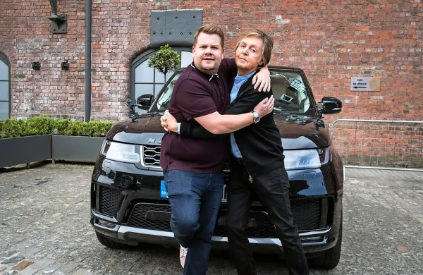 Televizijec James Corden je s Paulom McCartneyjem v Liverpoolu 
pripravljal prispevek za svojo oddajo na televizijski mreži CBS. 
