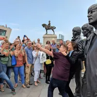 Družbena omrežja so preplavile fotografije nekdanjega Beatla, ki je z obiskom kipov Beatlov 
v Liverpoolu navdušil naključne mimoidoče.