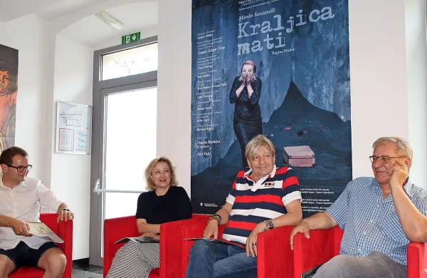 Uprizoritev drame Kraljica mati so včeraj v koprskem gledališču 
predstavili (z leve) dramaturg Rok Andres, igralka Nataša Barbara 
Gračner, režiser Damir Zlatar Frey in igralec Aleš Valič.