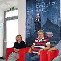 Uprizoritev drame Kraljica mati so včeraj v koprskem gledališču 
predstavili (z leve) dramaturg Rok Andres, igralka Nataša Barbara 
Gračner, režiser Damir Zlatar Frey in igralec Aleš Valič.