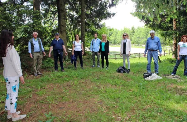 Slovenski novinarji med meditacijsko pripravo na gozdno terapijo 
s Katarino Čuk (levo).