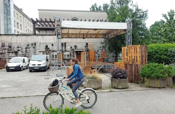 Del prizorišča je že postavljen, a ekipo čaka še kar nekaj ur dela. 