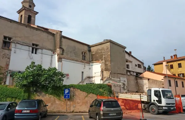 Na mestu nekdanjega zaporniškega skladišča bodo zgradili zakristijo in shrambi za bogoslužne predmete.