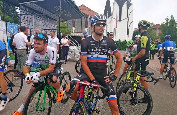 Luka Mezgec (v majici državnega prvaka) je  osvojil četrto mesto v 
sprinterskem razpletu prve etape dirke po Sloveniji.   