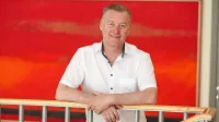        Anton Baloh meni, da pritiskanje na otroka v kriznih obdobjih 
lahko škodi, medtem ko  to, da mu straši stojijo ob strani, vselej 
pomaga.