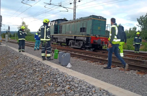 Tovorna lokomotiva iztirila, potniki na avtobus