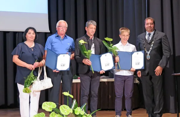 Županova priznanja so prejeli (od leve proti desni) Vilma in Jože 
Dragman, Ivo Kobal in Jaka Štremfel. Podelil jih je župan občine 
Komen Marko Bandelli.