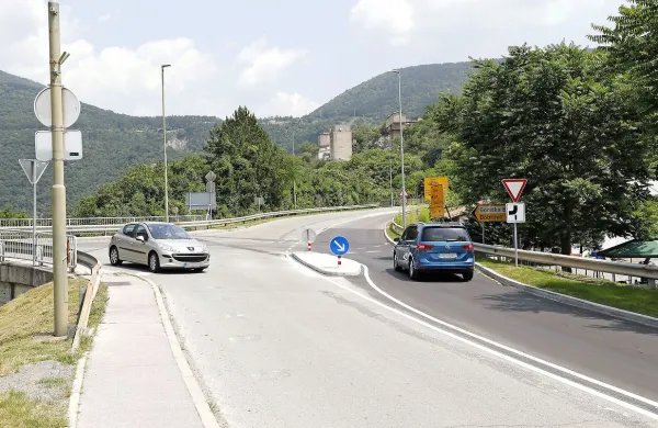 Otoki sredi ceste so po mnenju domačinov bolj v napoto kot v 
korist. 
