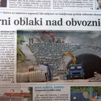 Pri gradnji solkanske obvoznice se je znova zapletlo: če država z 
rebalansom proračuna ne bi zagotovila potrebnih 300 milijonov 
tolarjev, bi morali na gradbišču ustaviti stroje.  