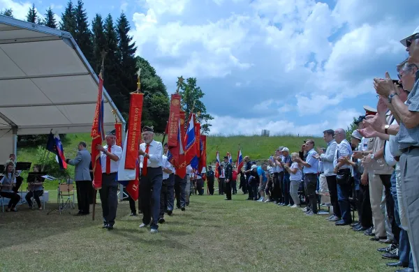  Proslavo sta zaključila mimohod  praporščakov in petje   primorske 
himne. 