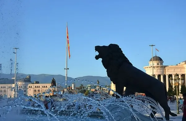 Grčija in Makedonija sta danes podpisali zgodovinski sporazum, 
po katerem se bo slednja poslej imenovala Severna Makedonija. 