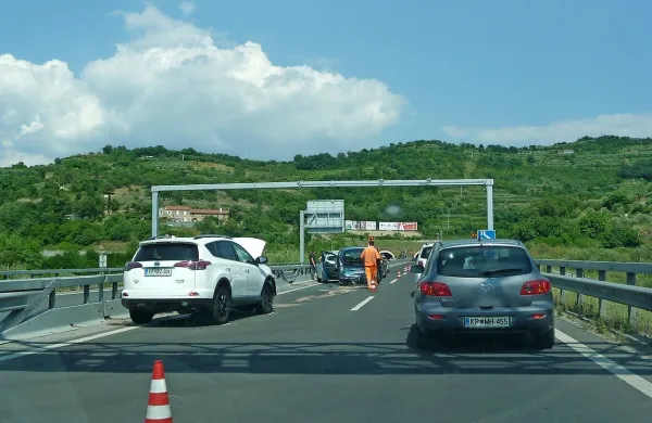 Ob 14.51 je na hitri cesti Izola-Koper pred predorom Markovec 
prišlo do verižnega trčenja štirih osebnih vozil. 