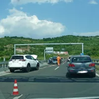 Ob 14.51 je na hitri cesti Izola-Koper pred predorom Markovec 
prišlo do verižnega trčenja štirih osebnih vozil. 
