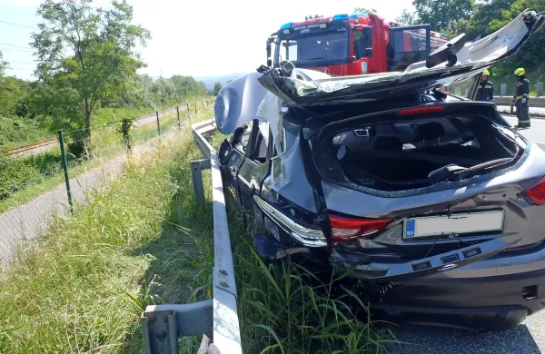 Zakonca z Gorenjske sta trčenje in prevračanje preživela le  z 
lažjimi poškodbami.