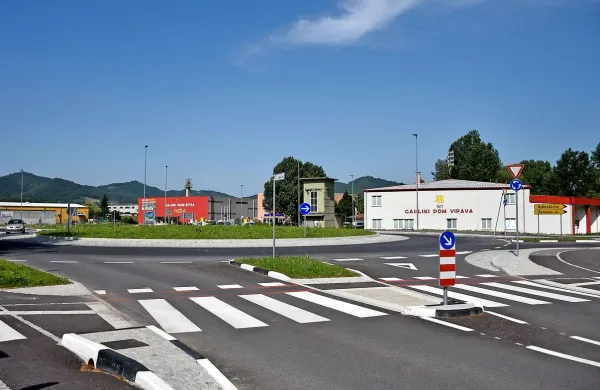 Kamniti dečki v kroži&scaron;ču
