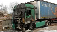 



Namesto šestih tovornjakov, na katerih je bil podtaknjen požar, je 
zgorela le kabina prvega.