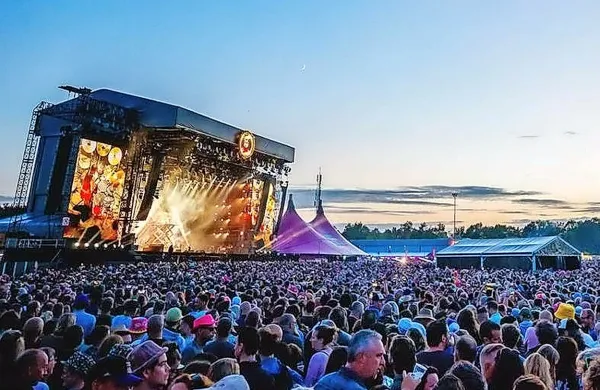 Na festivalu na Nizozemskem kombi zapeljal v pe&scaron;ce, en mrtev