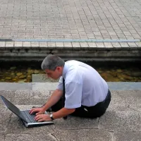 Ne le mladostniki, tudi odrasli so vse bolj odvisni od spleta. 