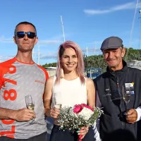 Krmar Assiline III Samo Žvan (z leve) v družbi Lee Sirk in jadralske 
legende Dušana Puha