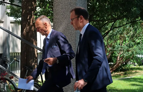 Na novogoriškem okrožnem sodišču se je začelo sojenje zdravniku 
pulmologu Damjanu Birtiču iz šempetrske bolnišnice, ki ga 
obtožujejo malomarnega zdravljenja bolnika.