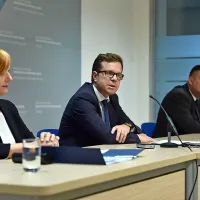 Rezultate obsežne preiskave so včeraj predstavili (z leve)  tožilka iz specializiranega državnega tožilstva 
Mateja Jadrič Zajec, direktor NPU Darko Majhenič in Robi Ribič iz uprave kriminalistične policije.

