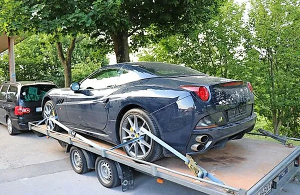 Namesto v Romunijo sta Romuna ukradeni ferrari privlekla le do 
nadstreška za policijsko postajo v Krvavem Potoku.