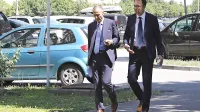 

Pulmolog Damjan Birtič (desno) je včeraj vnovič zavrnil očitke iz 
obtožnice, da bi malomarno zdravil pacienta Steva  Petrovića.