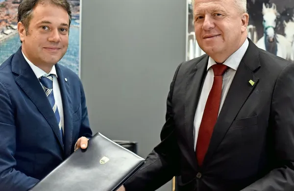 Matej Arčon in Zdravko Počivalšek (z leve) po podpisu sporazuma. 

