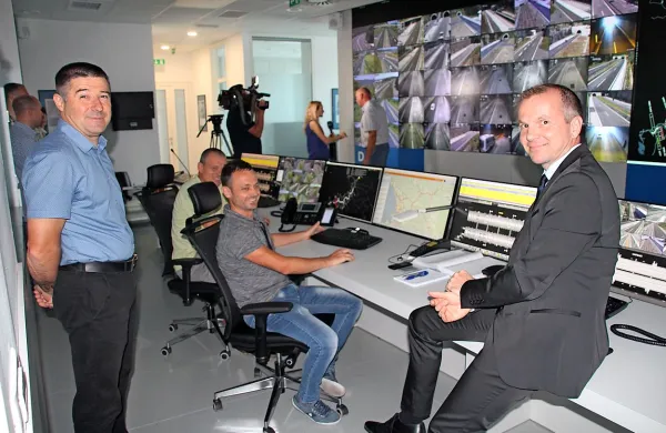 Ulrich Zorin (desno) in Denis Grk z operaterji v novem nadzornem 
centru na Kozini. 