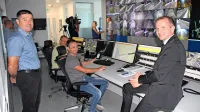 Ulrich Zorin (desno) in Denis Grk z operaterji v novem nadzornem 
centru na Kozini. 