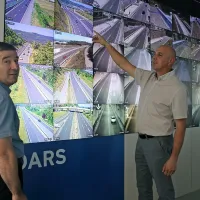 Vodja centra na Kozini Denis  Grk (levo) in Robert Kompan pred 
novo video steno. 