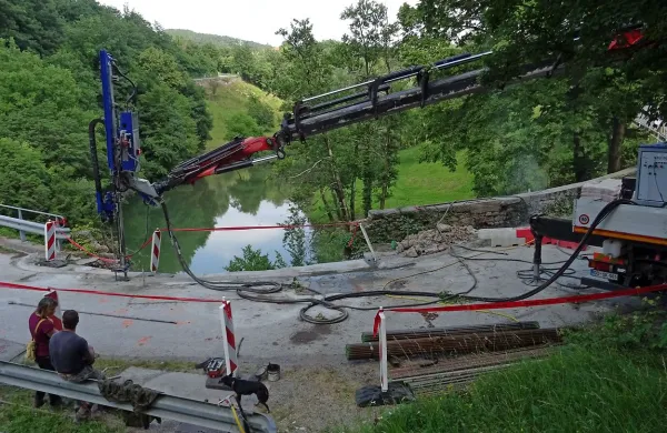 Škofeljski most že obnavljajo, občina pa je s prerazporeditvijo 
denarja v občinskem proračunu zagotovila zanj  230.000 evrov. 