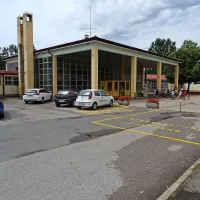  Kjer so bila prej med šolo in vrtcem štiri parkirna mesta, so morali 
zagotoviti parkirišče za invalide in intervencijsko površino. 