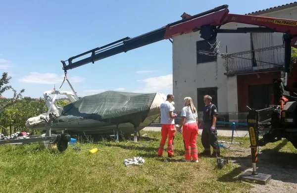 Namesto veselja ob prijateljski pomoči se je včerajšnje urejanje 
čolna v Vanganelu končalo s tragedijo. 