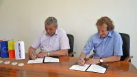 Župan Mauricij Humar in direktor podjetja Koletor CPG  Kristjan 
Mugerli (z leve) sta včeraj podpisala pogodbo za komunalno 
ureditev biljenske obrtne cone. 