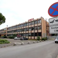 Predstavniki sindikatov in sveta delavcev v Cimosu Kinematika bi 
se morali na današnjem sestanku z upravo krovne družbe Cimos 
seznaniti s kupcem za njihovo proizvodno dejavnost. 